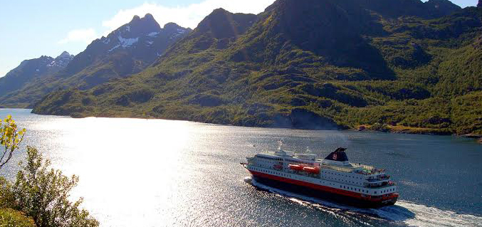 Navegar por la costa de Noruega con el barco Hurtigruten